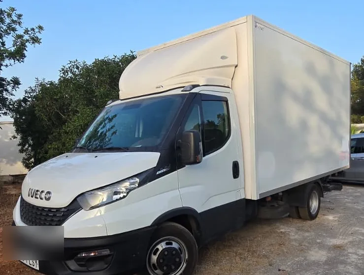 Camión Iveco de caja cerrada de alquiler JLCB, de 3.500 kg de masa máxima autorizada