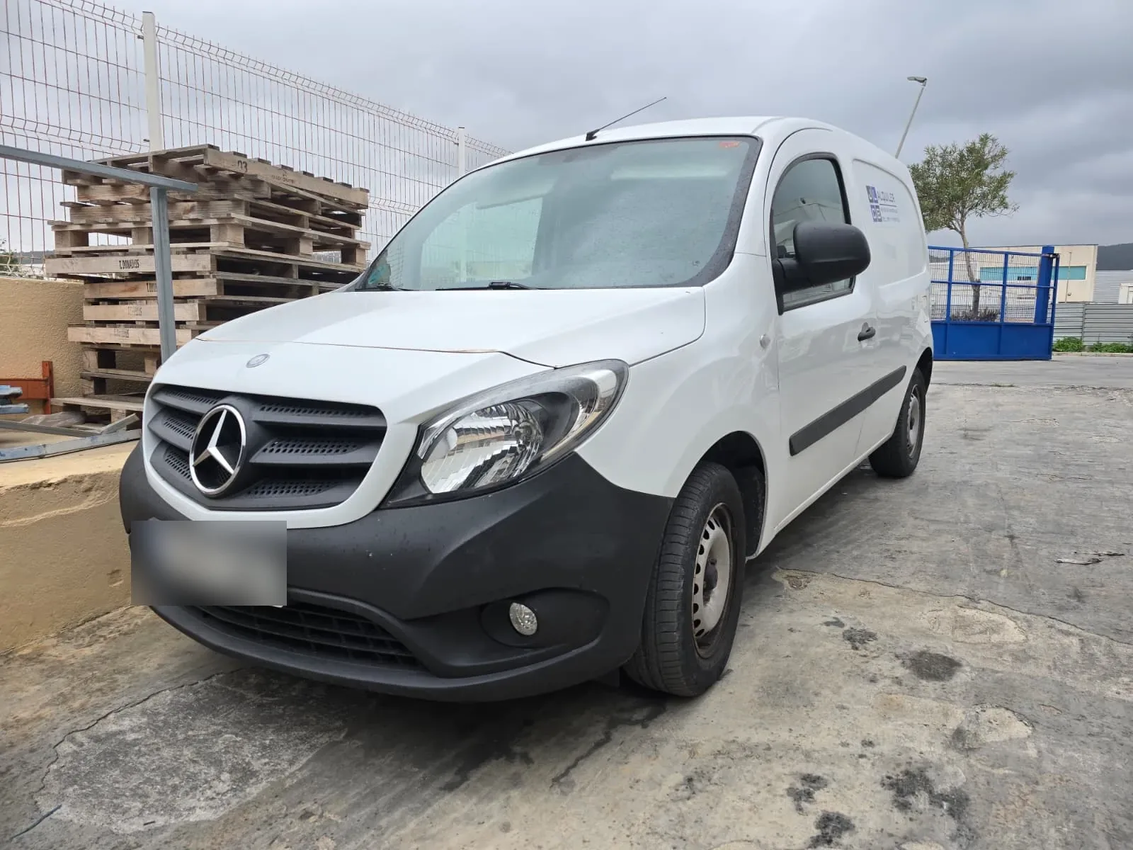Furgoneta Mercedes Citan de alquiler JLCB aparcada junto a un almacén