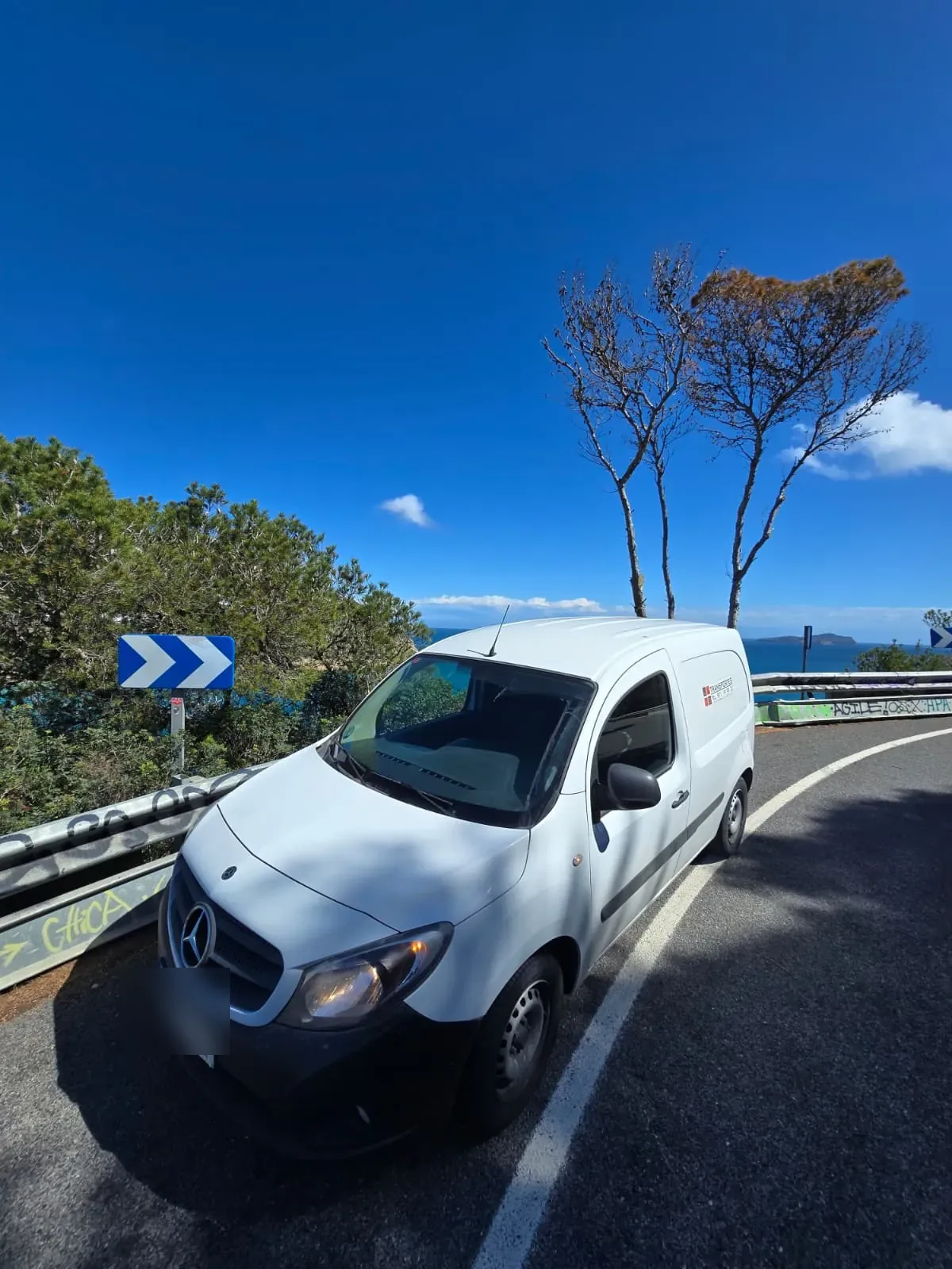 Furgoneta Mercedes Citan de la flota de alquiler JLCB circulando por una carretera de Ibiza